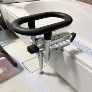 浴槽の縁に挟み込んで固定した介護用の浴槽手すり